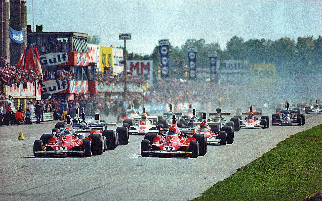Startul unei curse de Formula 1 în 1975, cu monoposturile Ferrari 312T în frunte