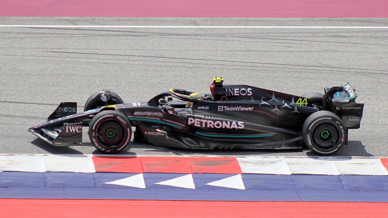 Monopost Mercedes-AMG W14 de Formula 1 în plină cursă pe circuit