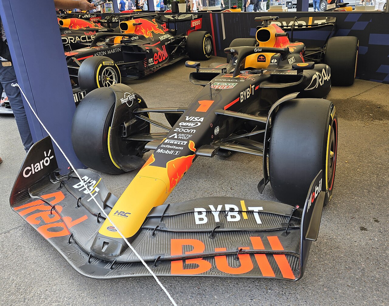 Detaliu al aripii frontale a unui monopost Red Bull modern