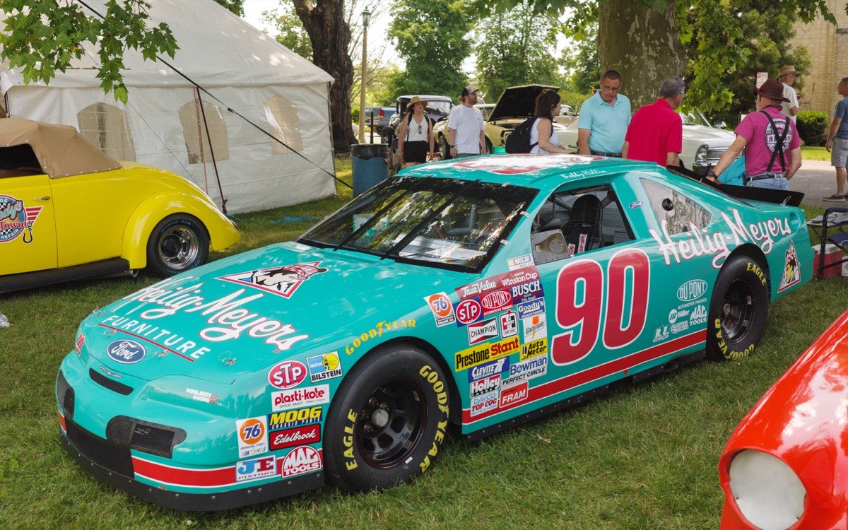 Mașină NASCAR Ford Thunderbird turcoaz cu numărul 90 din anii 1990