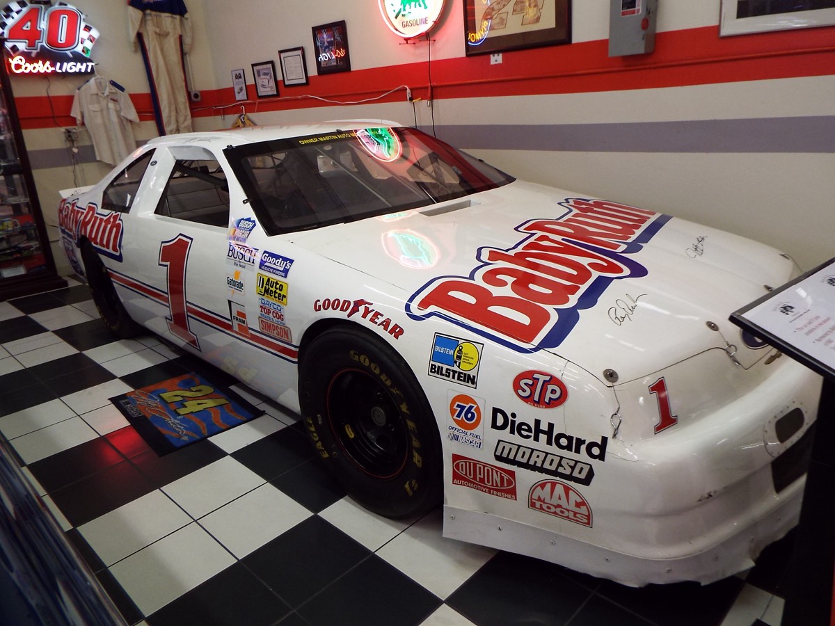 Mașină NASCAR albă cu numărul 1 din anii 1990, expusă într-un muzeu