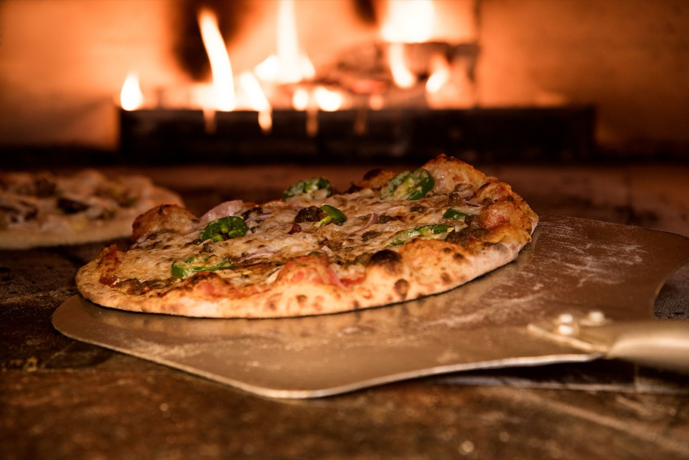 Pizza introdusă în cuptor cu lopata de lemn