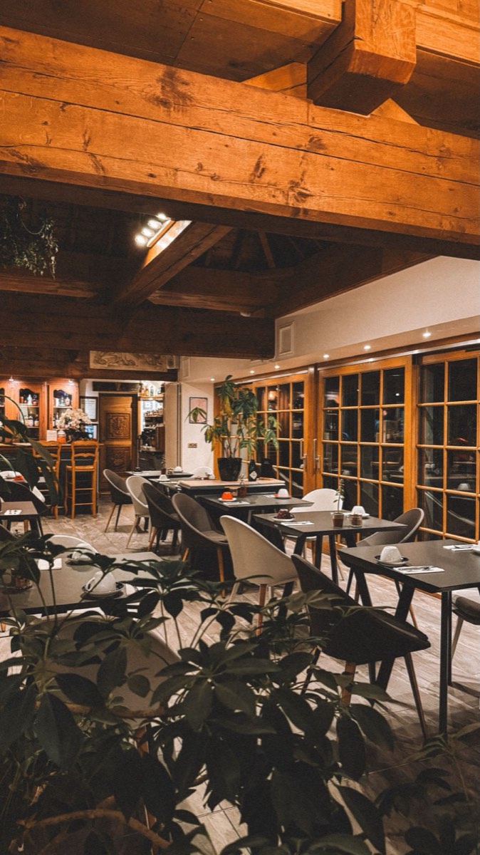 Sala de mese Vatră, lemn natural, lumină caldă