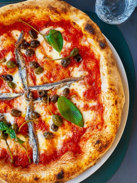 Pizza cu mozzarella di bufala și anșoa