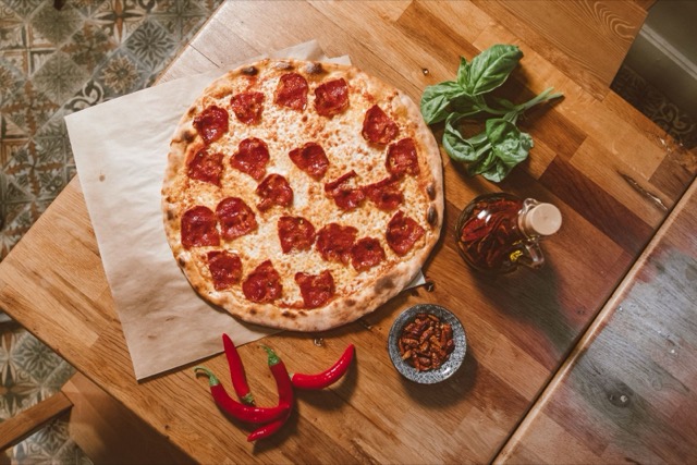Pizza Diavola, picantă, cu salam și ardei iute