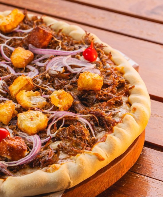 Pizza Foc Domol, cu piept de porc afumat și ceapă caramelizată