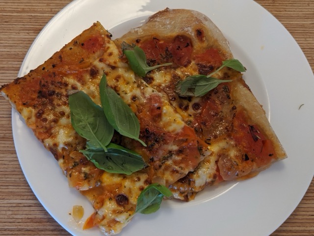 Pizza Margherita cu roșii San Marzano și busuioc