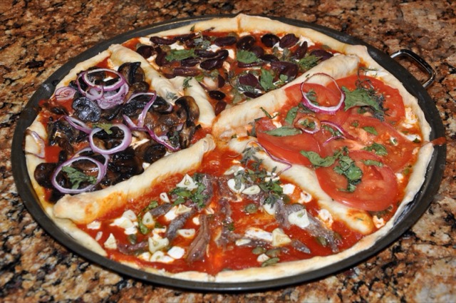 Pizza Quattro Stagioni, împărțită în patru secțiuni