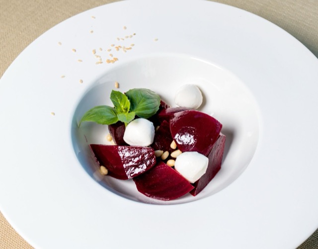 Sfeclă roșie coaptă cu mozzarella, semințe și busuioc